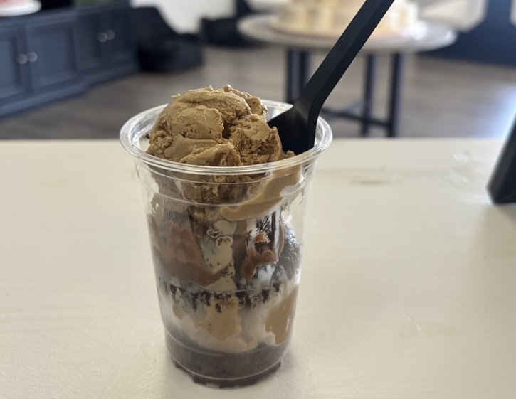 Dessert cakes and treats